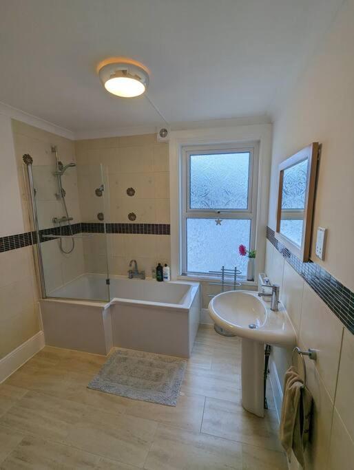 Spacious First Floor Family Flat, Sea View 토키 외부 사진